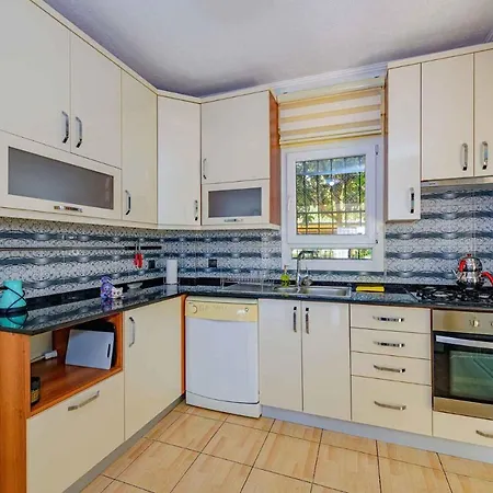 The Ultimate In An Ideal Location, 1004 别墅 *