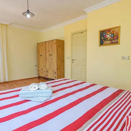 The Ultimate In An Ideal Location, 1004 Vila