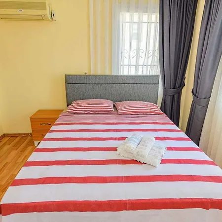 The Ultimate In An Ideal Location, 1004 Vila