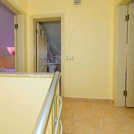 The Ultimate In An Ideal Location, 1004 别墅