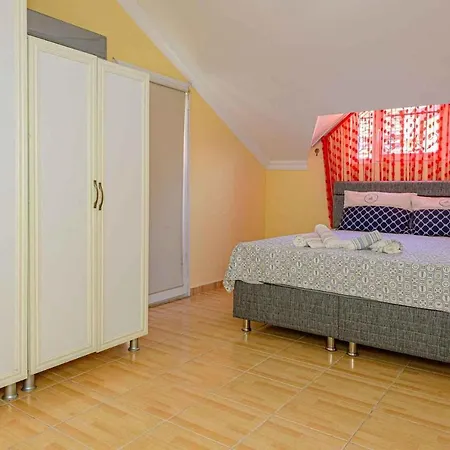 The Ultimate In An Ideal Location, 1004 别墅